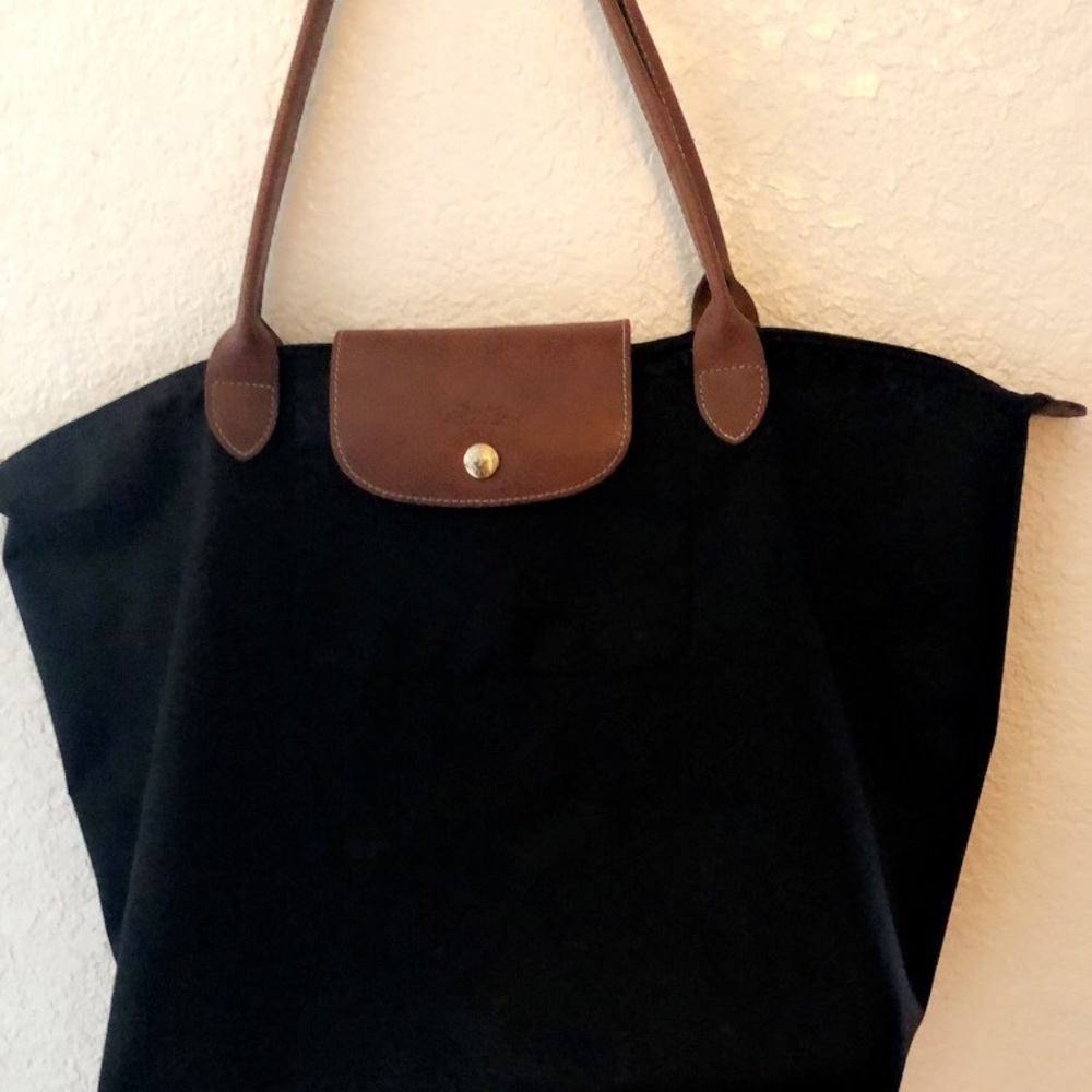 Black longshamp tote